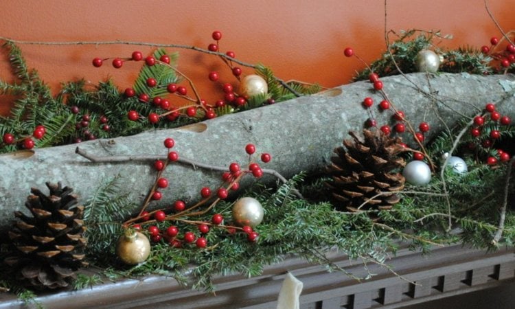 Adventskranz aus Holz beerenzweige-tannenzapfen-äste-weihnachtskugeln