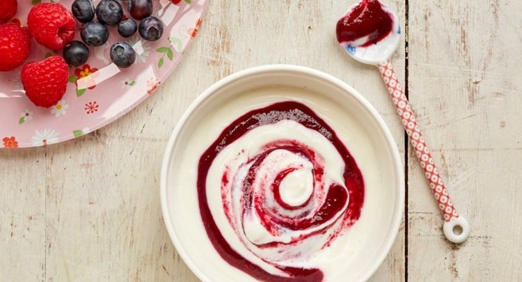 babybrei rezepte joghurt-beeren-erdbeeren-blaubeeren-milchprodukte