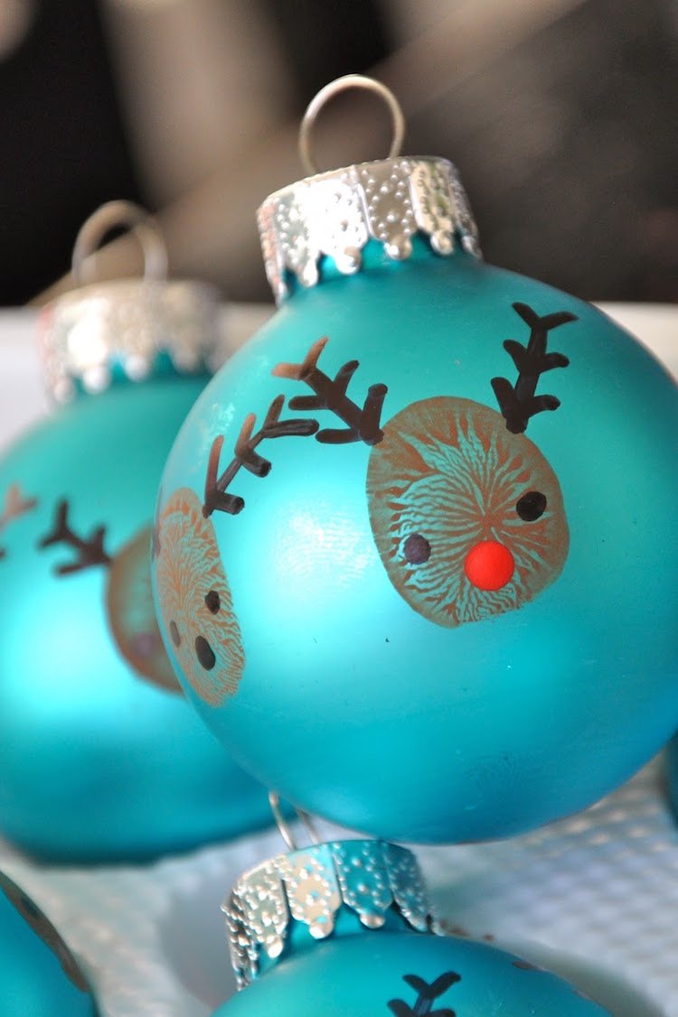 bastelideen-weihnachten-basteln-kindern-anleitung-weihnachtskugel-blau