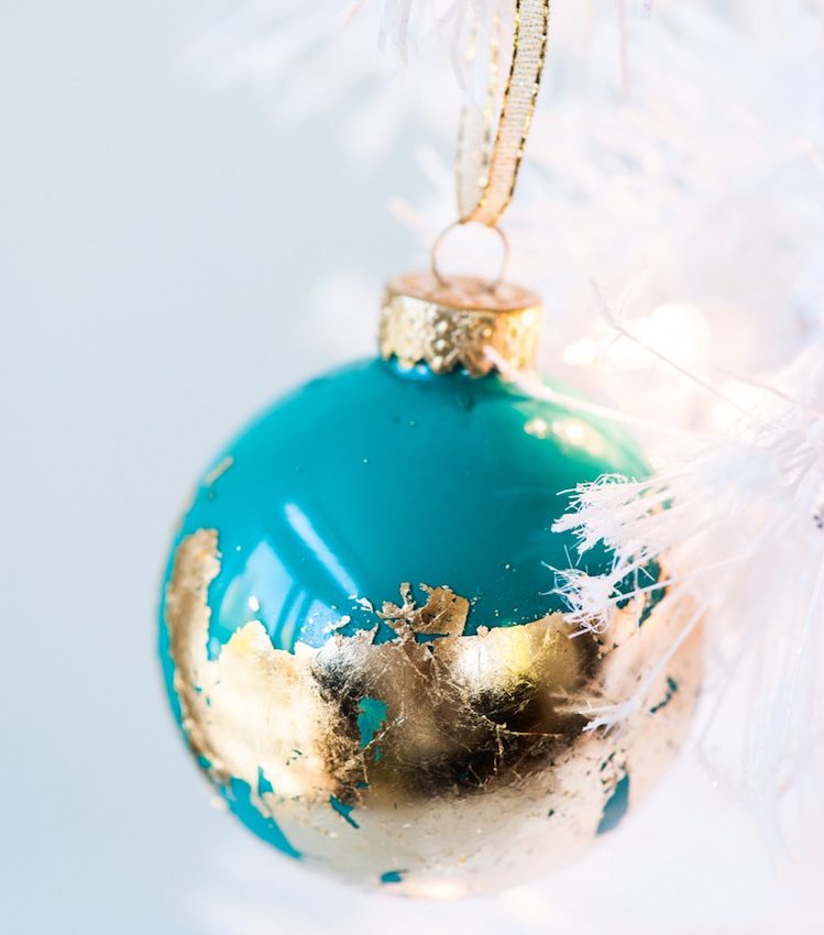 bastelideen-weihnachten-moderne-weihnachtsdeko-weihnachtskugel-blattgold-blau