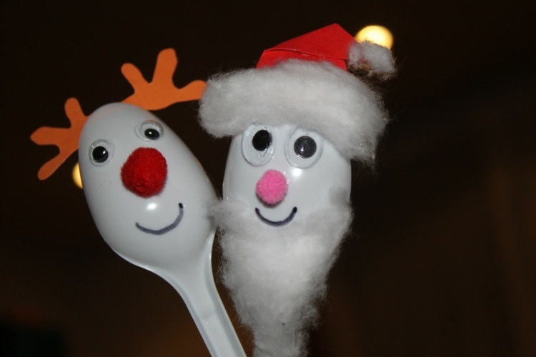 basteln-zu-weihnachten-plastiklöffel-weihnachtsmann-rentier-watte-bommel