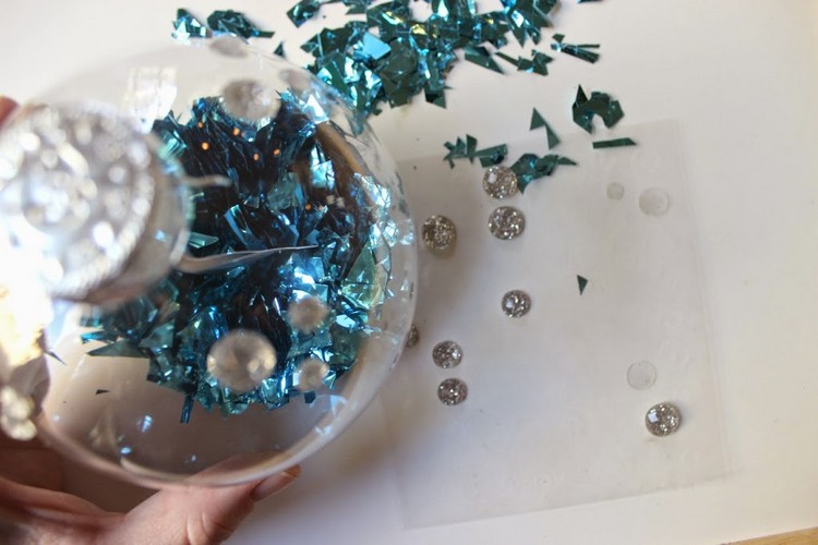 baumschmuck-basteln-diy-weihnachtskugel-verzieren-strasssteine-konfetti