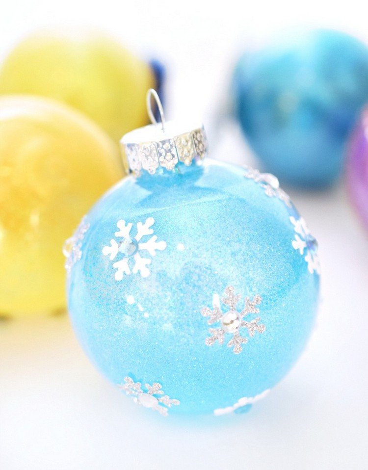 baumschmuck-basteln-eiskönigin-inspiriert-blaue-weihnachtskugel-schneeflocken