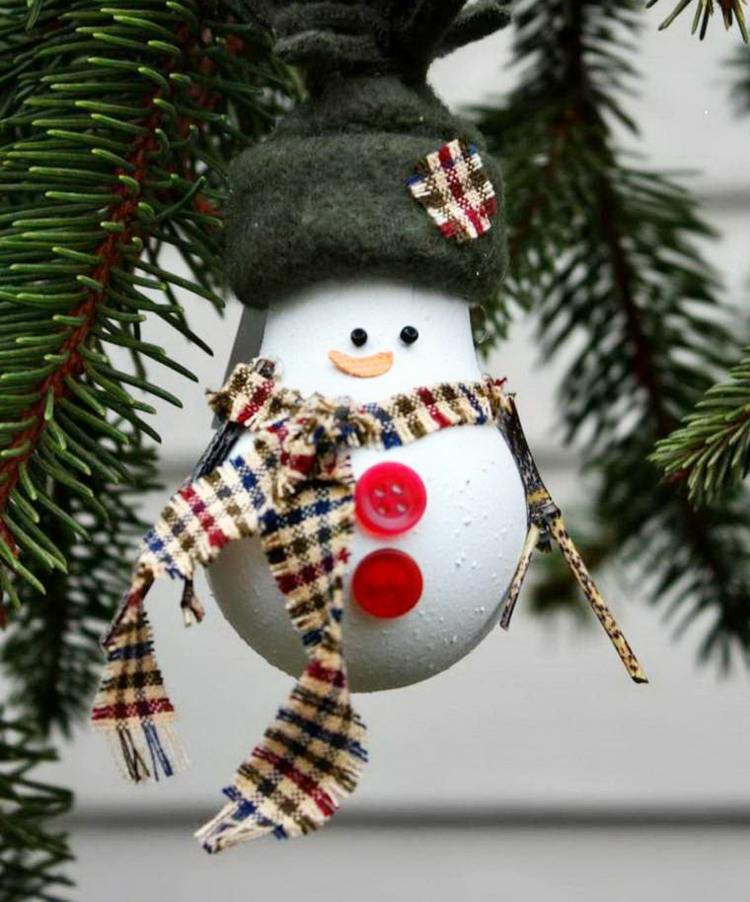 baumschmuck-weihnachten-glühbirnen-bemalen-schneemann-idee-stoff-deko