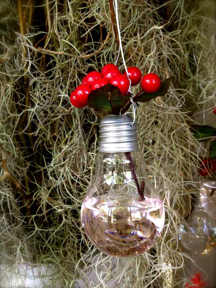 baumschmuck-weihnachten-glühbirnen-vase-weihnachtsbaum-beere-wasser