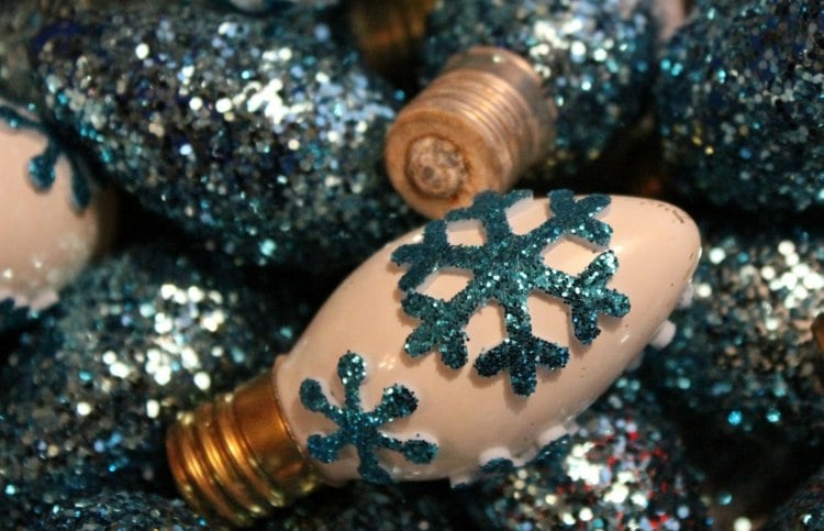 baumschmuck-weihnachten-glühbirnen-weiß-blau-schneeflocke-glitzer-kleben