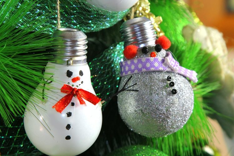 baumschmuck-weihnachten-glühbirnen-weiß-silber-schneemann-tannenbaum-schmücken
