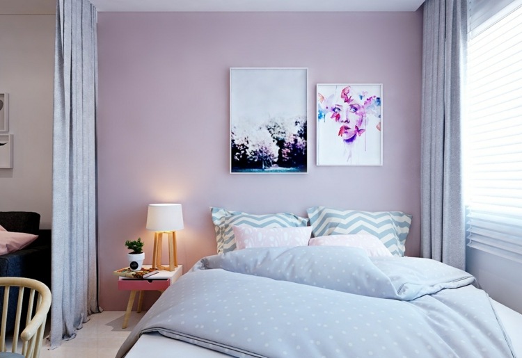 bett-wohnzimmer-integrieren-feminin-rosa-schlafbereich-wandbilder-zickzack-kissen