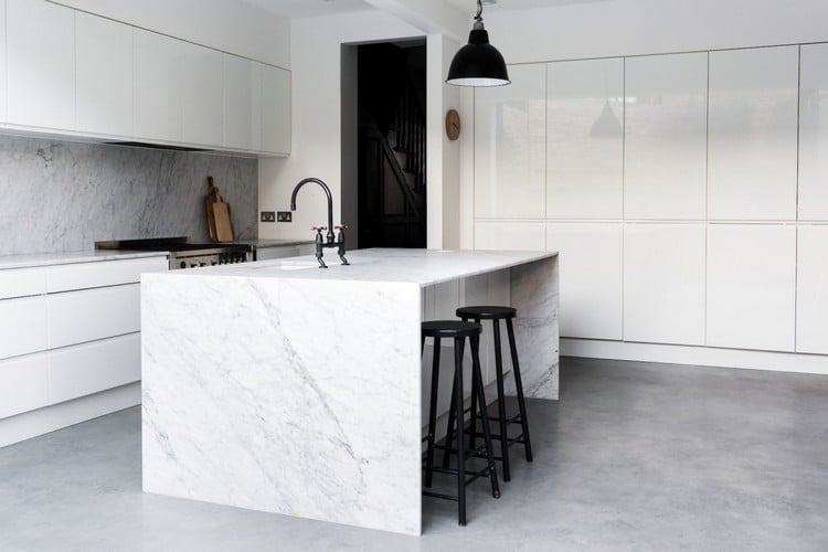 Estrich als Bodenbelag weiße-küche-moderne-wohnideen-marmor-kücheninsel