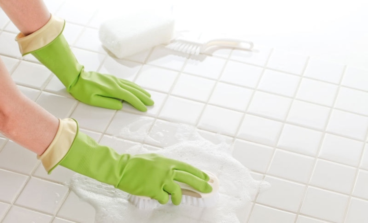 fliesen-reinigen-bürste-boden-schwamm-grün-handschuhe
