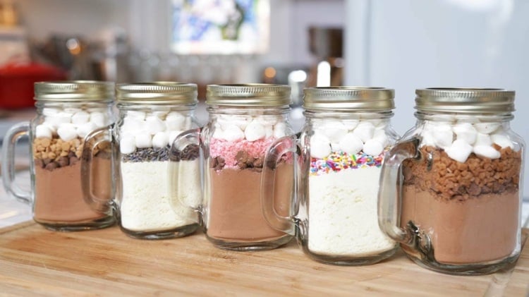 geschenke-glas-backmischungen-ideen-marshmallows-kakao-kuchen