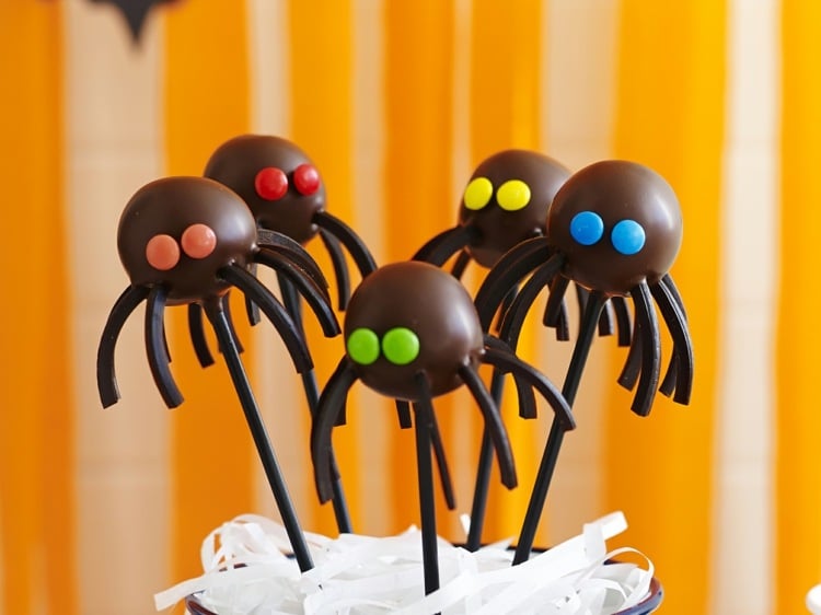 halloween-cake-pops-augen-bunt-spinne-mini-smarties-lakritz