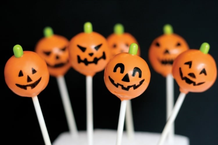 halloween-cake-pops-inspiration-kurbis-gesichter-deko-dessert