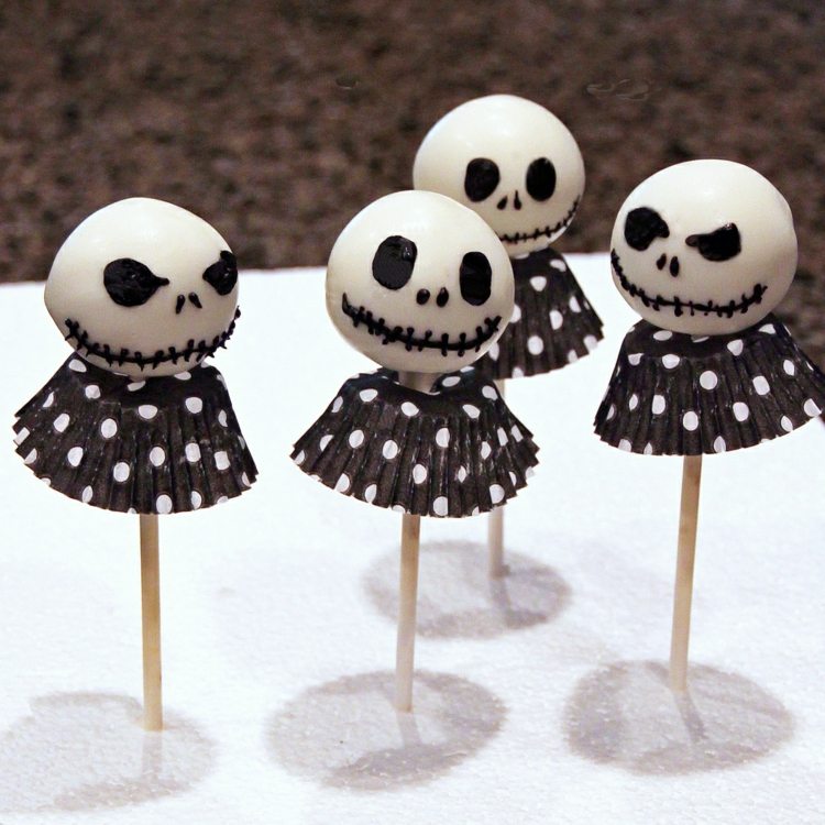 halloween-cake-pops-skelett-muffin-papierformchen-ideen
