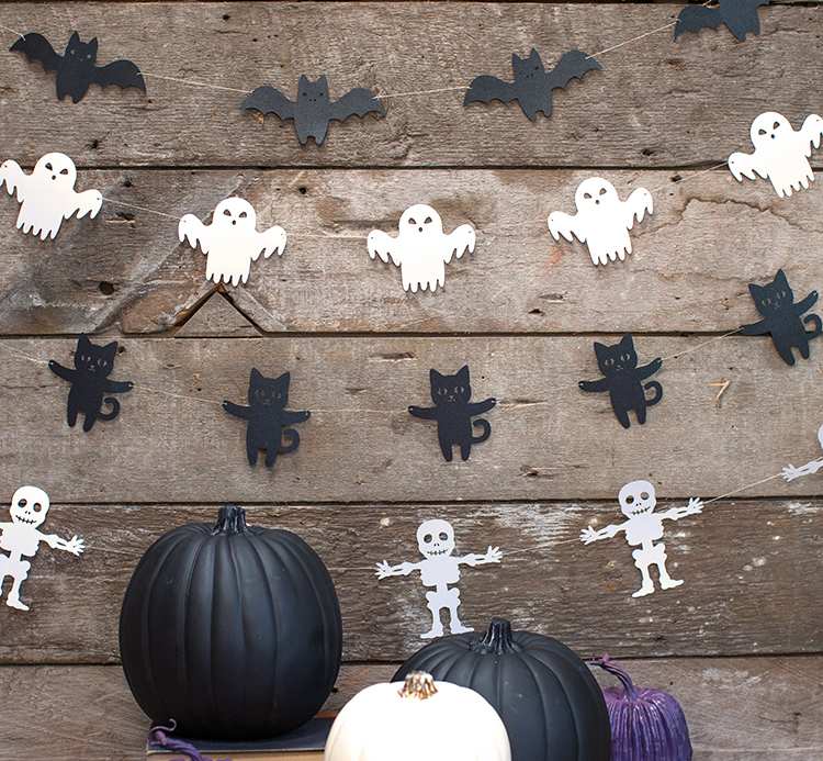 halloween-deko-basteln-girlande-moosgummi-skelette-katzen-gespenster