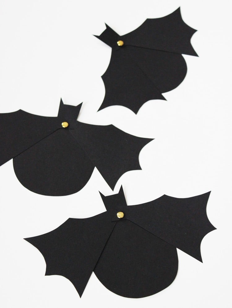 Halloween Einladung basteln-idee-papier-schwarze-fledermäuser-einladungskarten