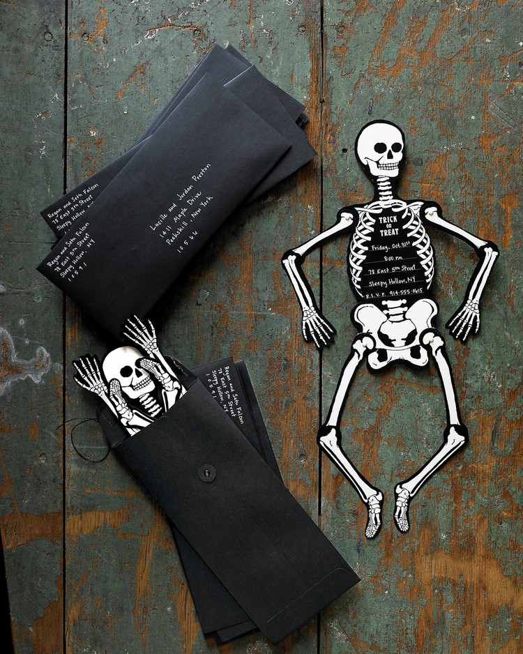 Halloween Einladung vorlage-skelett-einladungskarte-schwarze-briefumschläge
