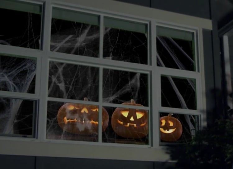 halloween fensterdeko digital-projektor-kürbis-dekorieren-spinnenweben