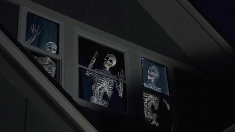 halloween-fensterdeko-gestaltung-skelette-licht-dekorieren-horror