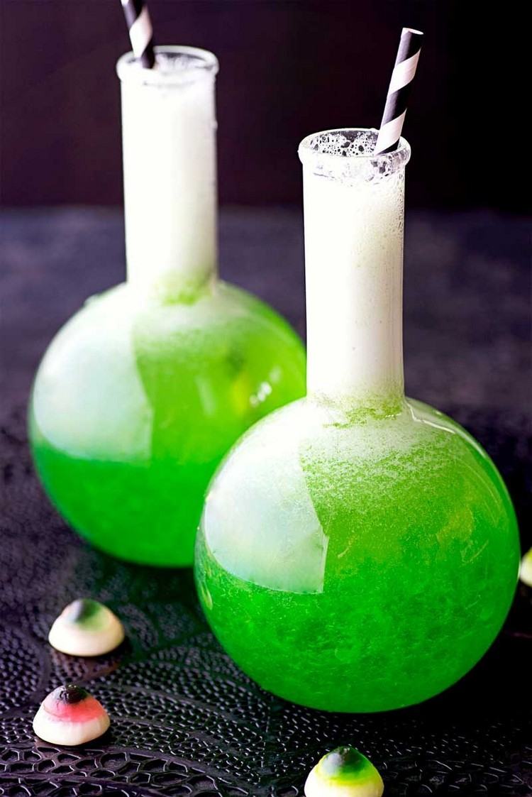 halloween-getränke-lustige-drinks-glaskolben-grünes-getränk-fruchtgummi-augen