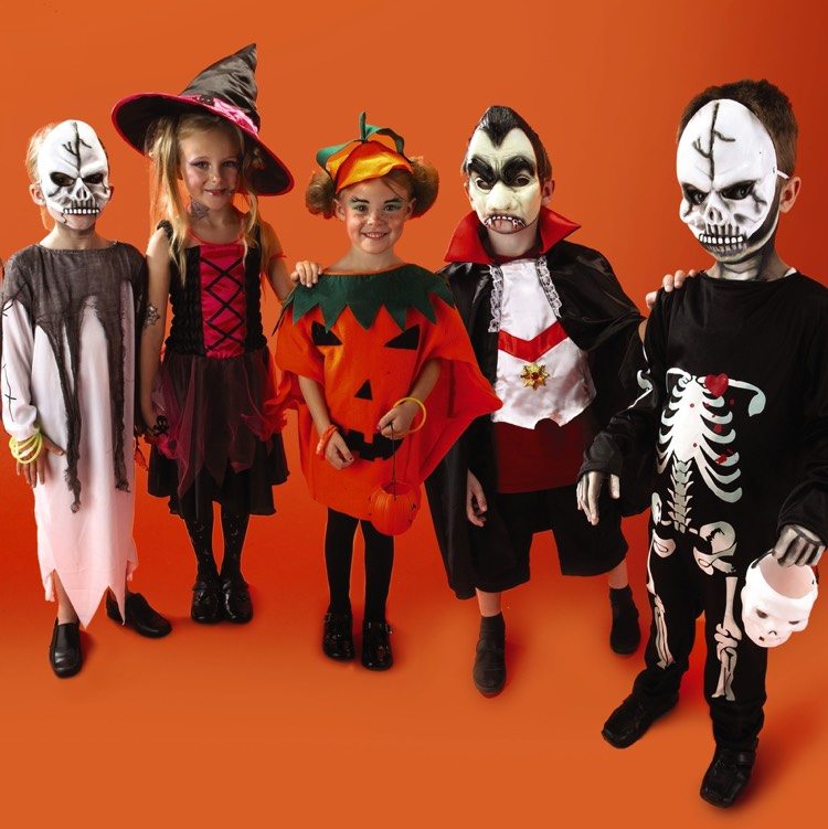 halloween-kostüme-kinder-gespenst-kürbis-hexe-vampir-skelett