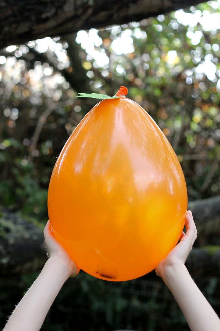halloween-spiele-ballon-geschenk-natur-orange-kinderhände