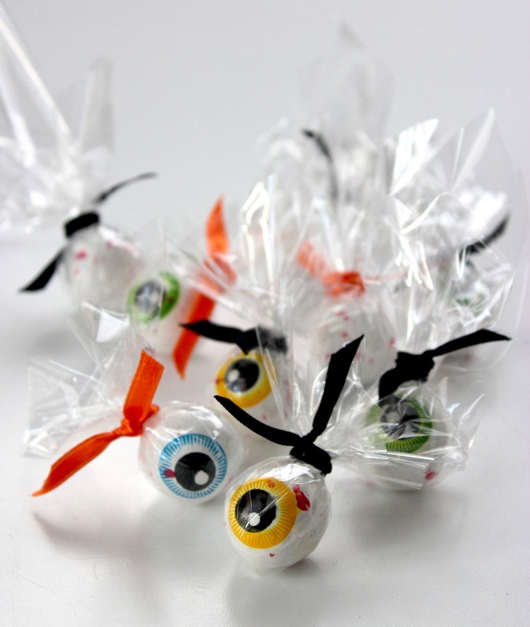 halloween-süßigkeiten-augen-verpacken-idee-anleitung-cellophan-satinband