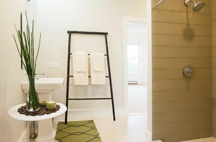 handtuchhalter fürs bad weiß-grün-holz-design-leiter-freistehend-offen-dusche
