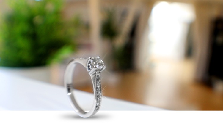 Heiratsantrag Ideen für Mann verlobungsring-frau-auswählen-ein-ring-oder-zwei