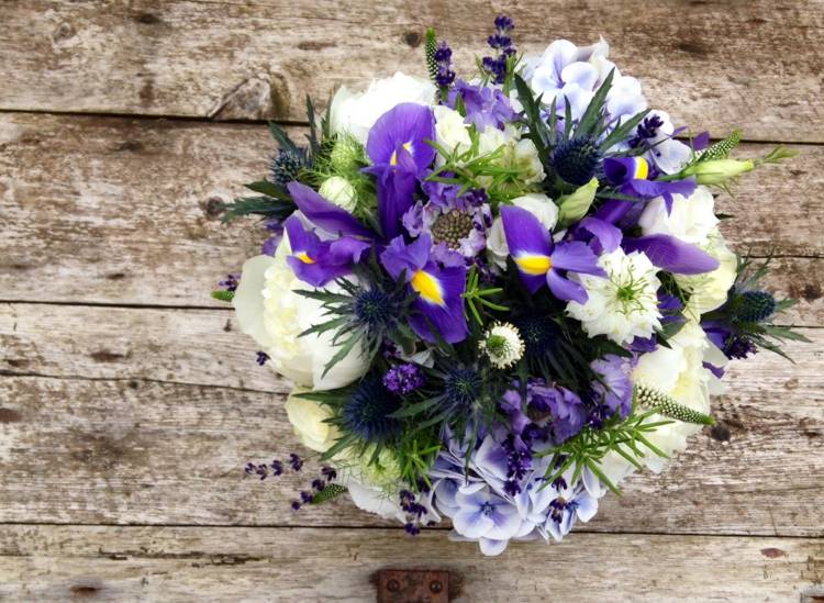 hochzeitsblumen ideen iris-märz-frühling-blau-dekorieren-brautstrauß-inspiration