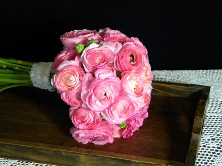 hochzeitsblumen ideen ranunkel-januar-rosen-alternative-rosa-farbe