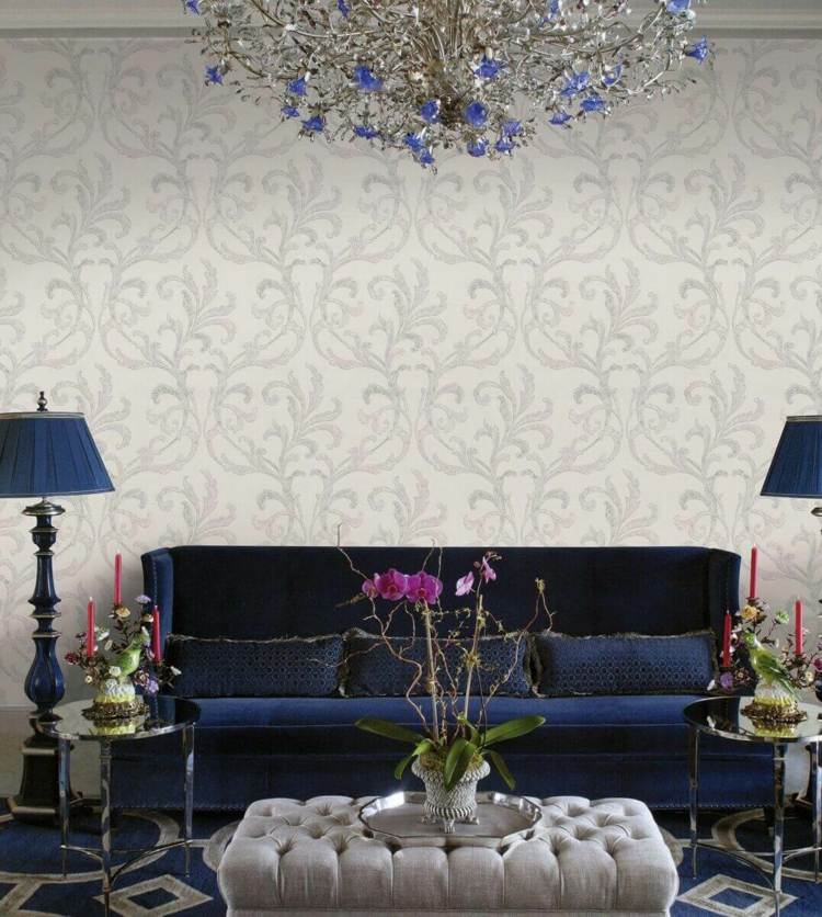 jugendstil-tapete-wohnzimmer-art-deco-dunkelblau-sofa-samt-orchidee