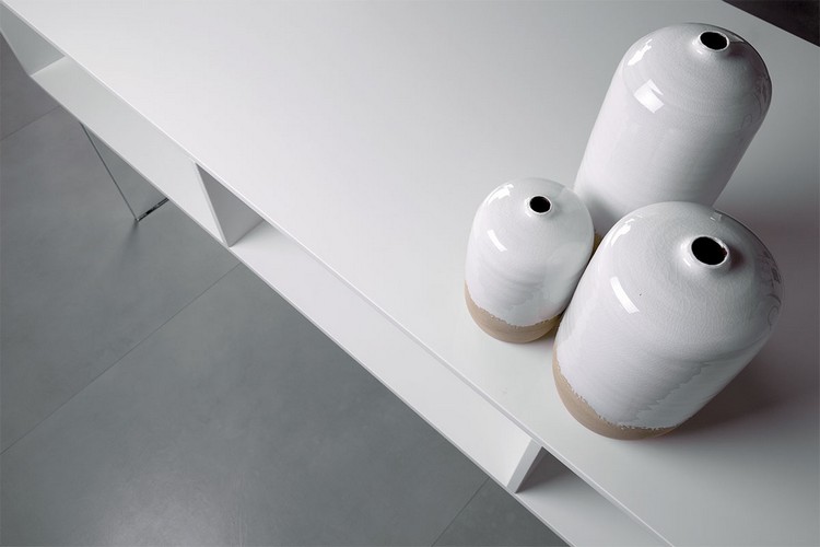 keramik-arbeitsplatten-elegant-weiß-arbeitsplatte-stauraum-vasen