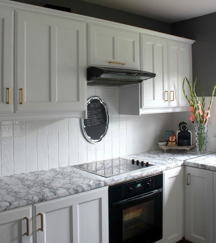 Klebefolie für Küche arbeitsplatten-aufpeppen-marmor-optik-weiße-küche