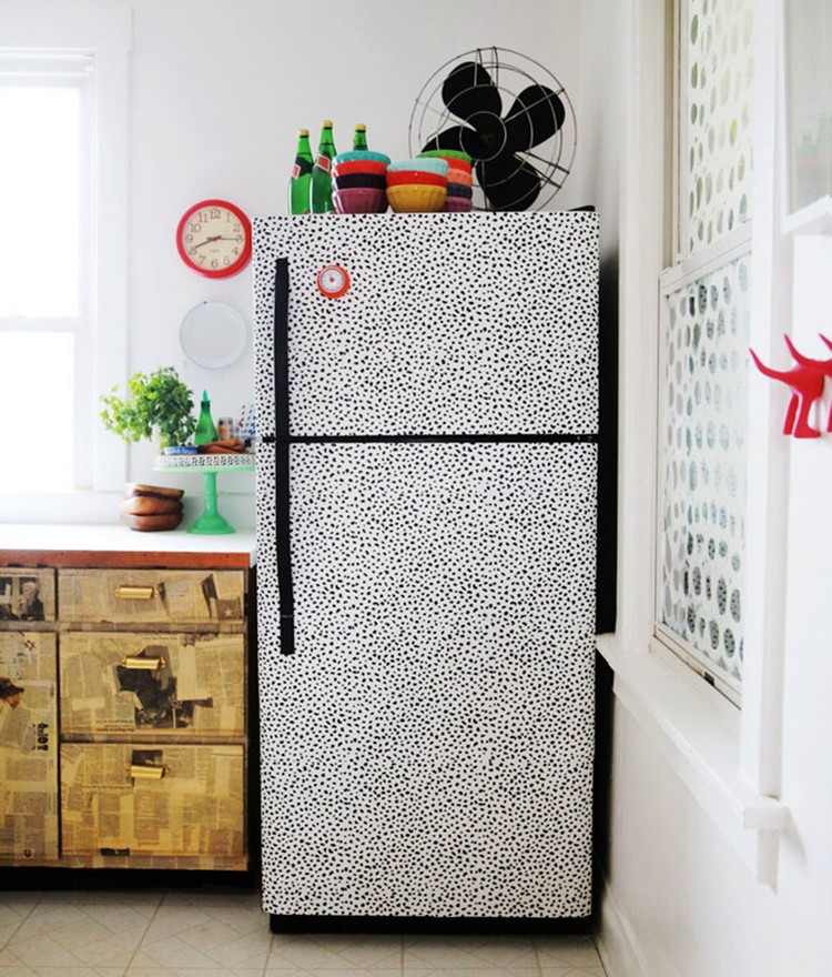 klebefolie-küche-kühlschrank-aufpeppen-schwarzweißes-muster