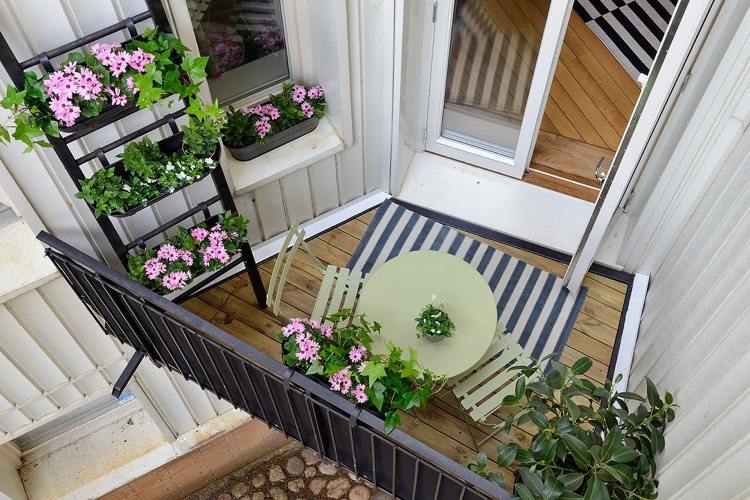kleiner Balkon gestalten-pflanzen-möbel-teppich-vertikal-blumenkasten