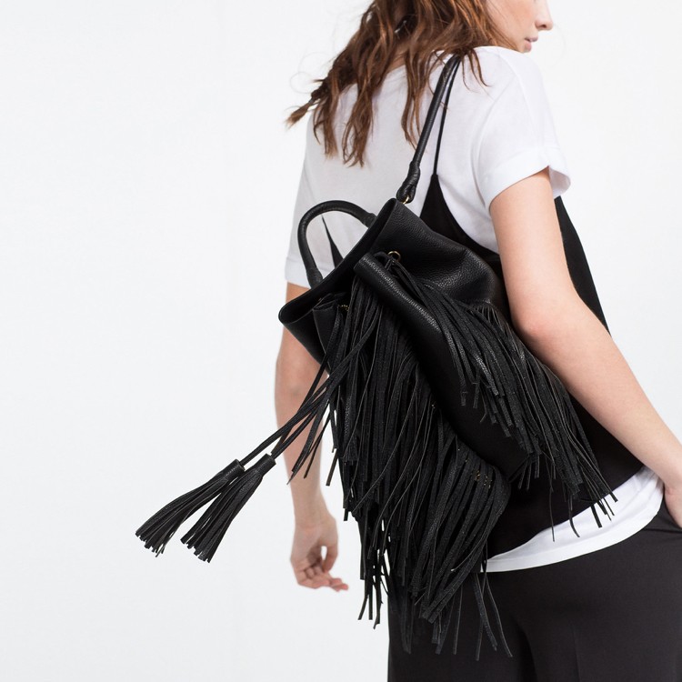kleiner-rucksack-handtasche-outfit-fransen-schwarz-boho