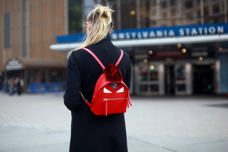 kleiner-rucksack-handtasche-outfit-leder-rot-fendy