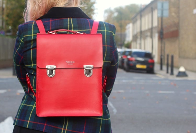 kleiner-rucksack-handtasche-outfit-leder-rot-vintage-schule
