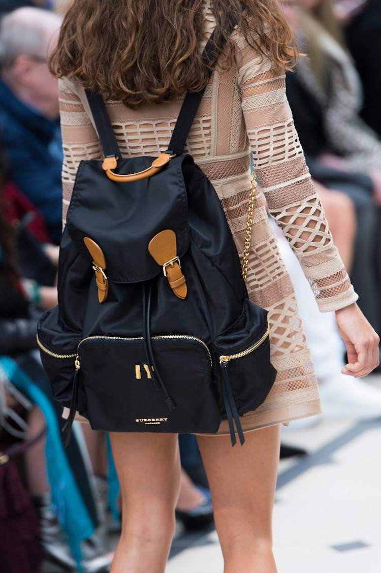kleiner-rucksack-handtasche-outfit-schwarz-braun-burberry