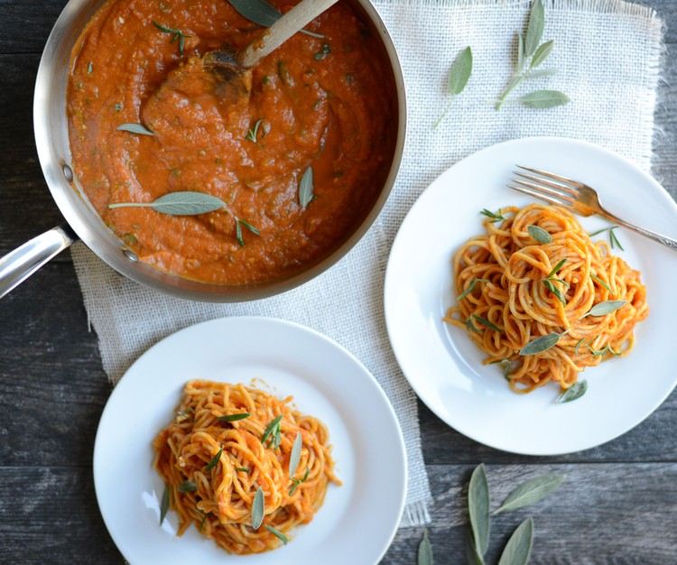 kürbis-rezepte-pasta-soße-kürbis-salbei-spaghetti-rezept-vegetarisch