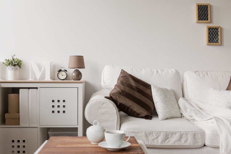  Landhausstil im Wohnzimmer klassisch-weiss-sofabezug-holz-leichtigkeit