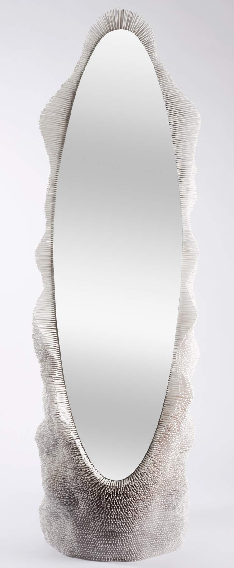 natur-inspiriert-handgefertigte-mobelstucke-stand-spiegel-oval