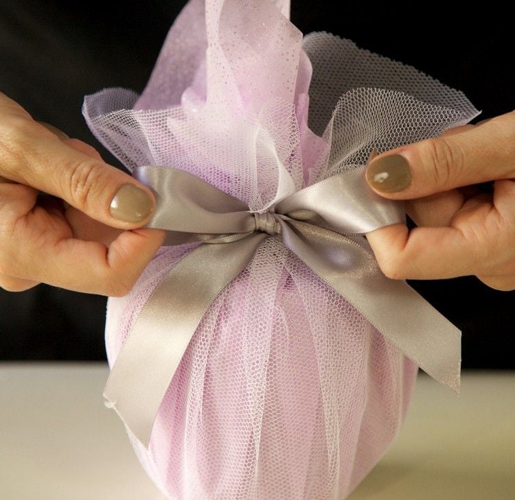 runde-geschenke-verpacken-ideen-netzband-schleife-satin-grau-geschenkverpackung