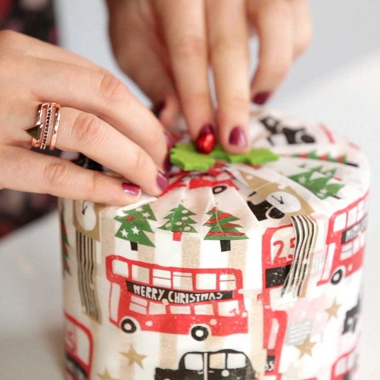 Runde Geschenke verpacken kinder-weihnachtsgeschenk-passendes-geschenkpapier