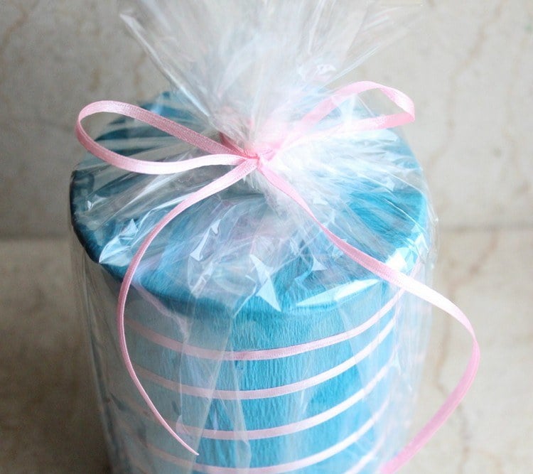 runde-geschenke-verpacken-krepppapier-cellophan-geschenkverpackung-idee