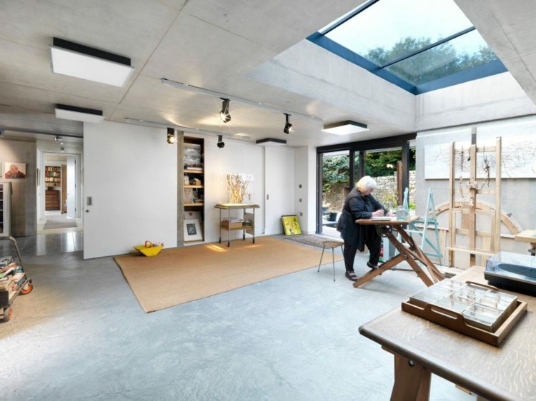 rustikale-möbel-atelier-kunstler-dachfenster-leinwand-malen