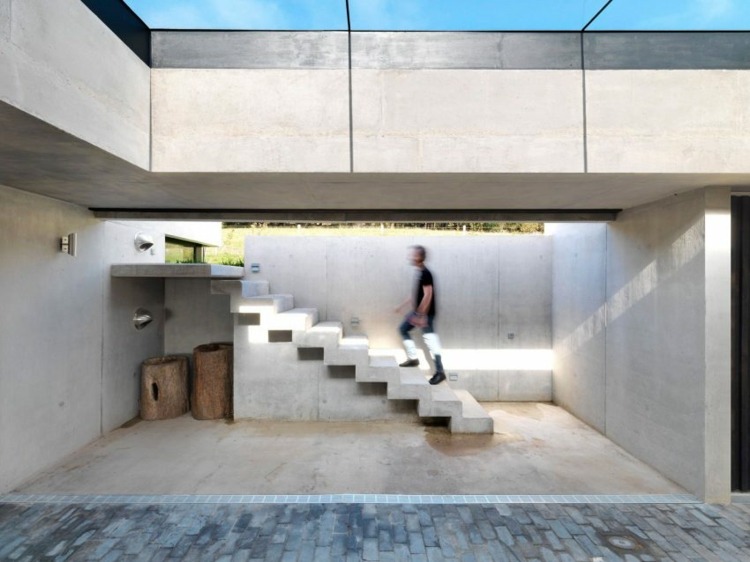 rustikale-möbel-treppe-beton-pflasterstein-beton-wande