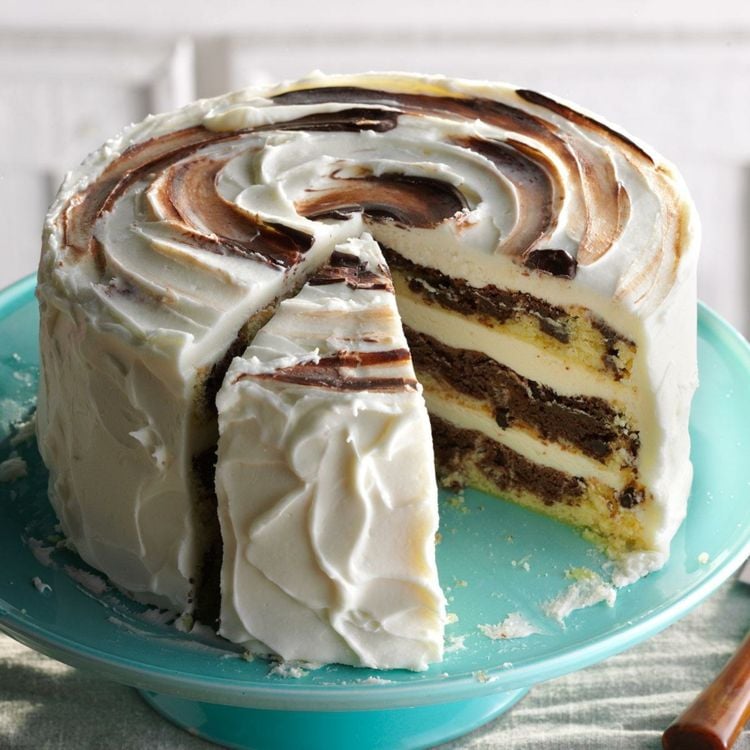 saftiger-marmorkuchen-buttercreme-schokolade-weiß-tortenplatte-gefüllt-torte