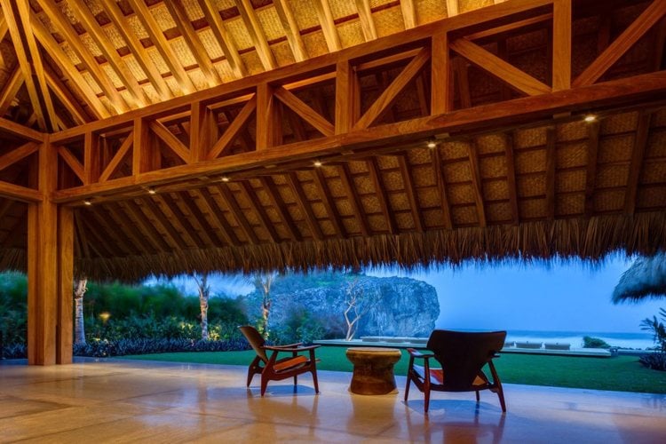 tradition-moderne-strandhaus-terrasse-ausblick-bauweise-strohdach